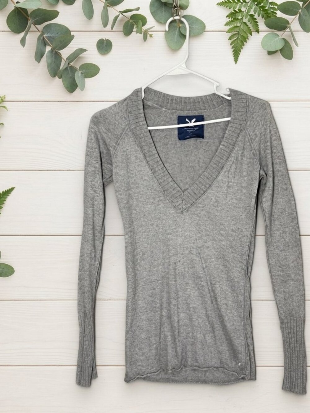 American Eagle Gray V-Neck Sweater Womens S Long Sleeve Pullover Knit Y2K Top